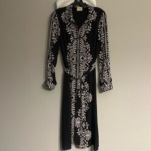 Tahari long dress 
Size Small
Smoke free & pet free house.
Cleaning out closet.